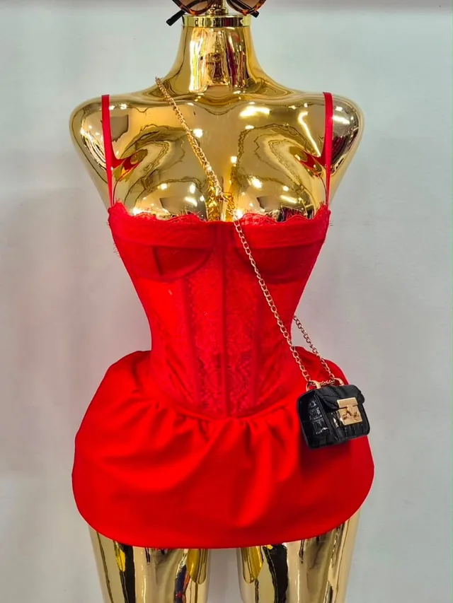 Vestido corto rojo con corset en un maniquí dorado