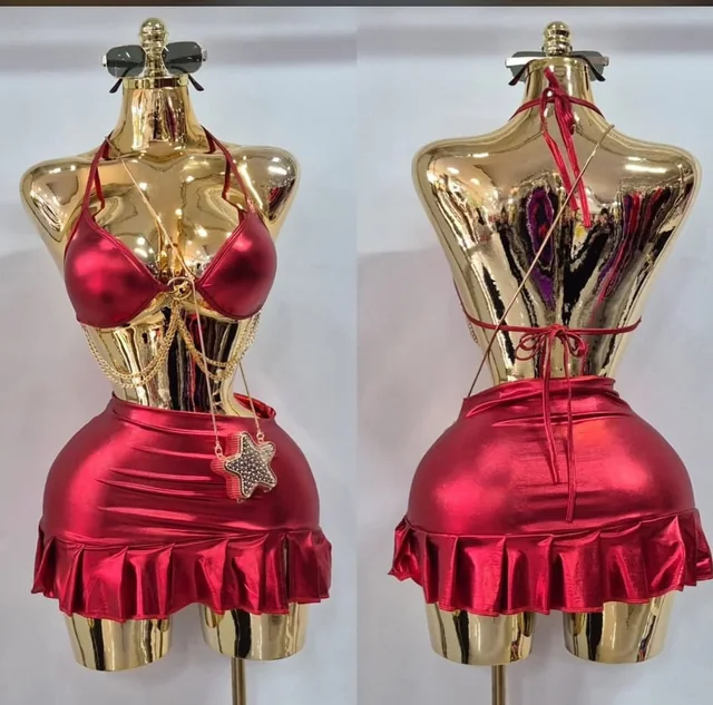 Conjunto rojo metalizado de top y pollera con volado