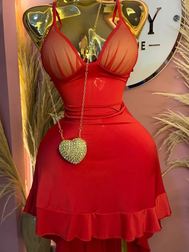 Vestido rojo con escote de tul y cartera corazón