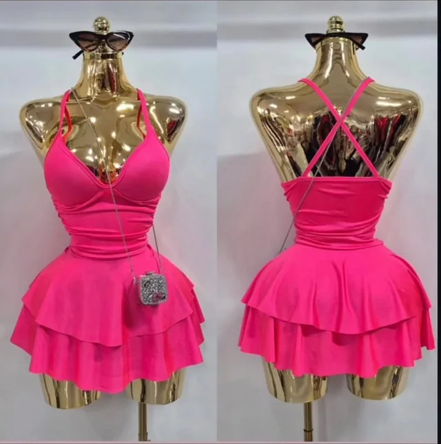 Vestido rosa con volados, de frente y de espalda